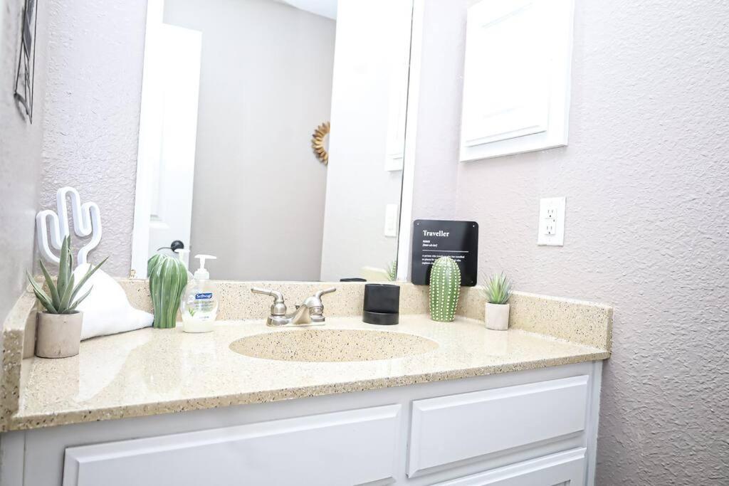 Comfy Two-Bedroom Apartment In Arlington Bagian luar foto